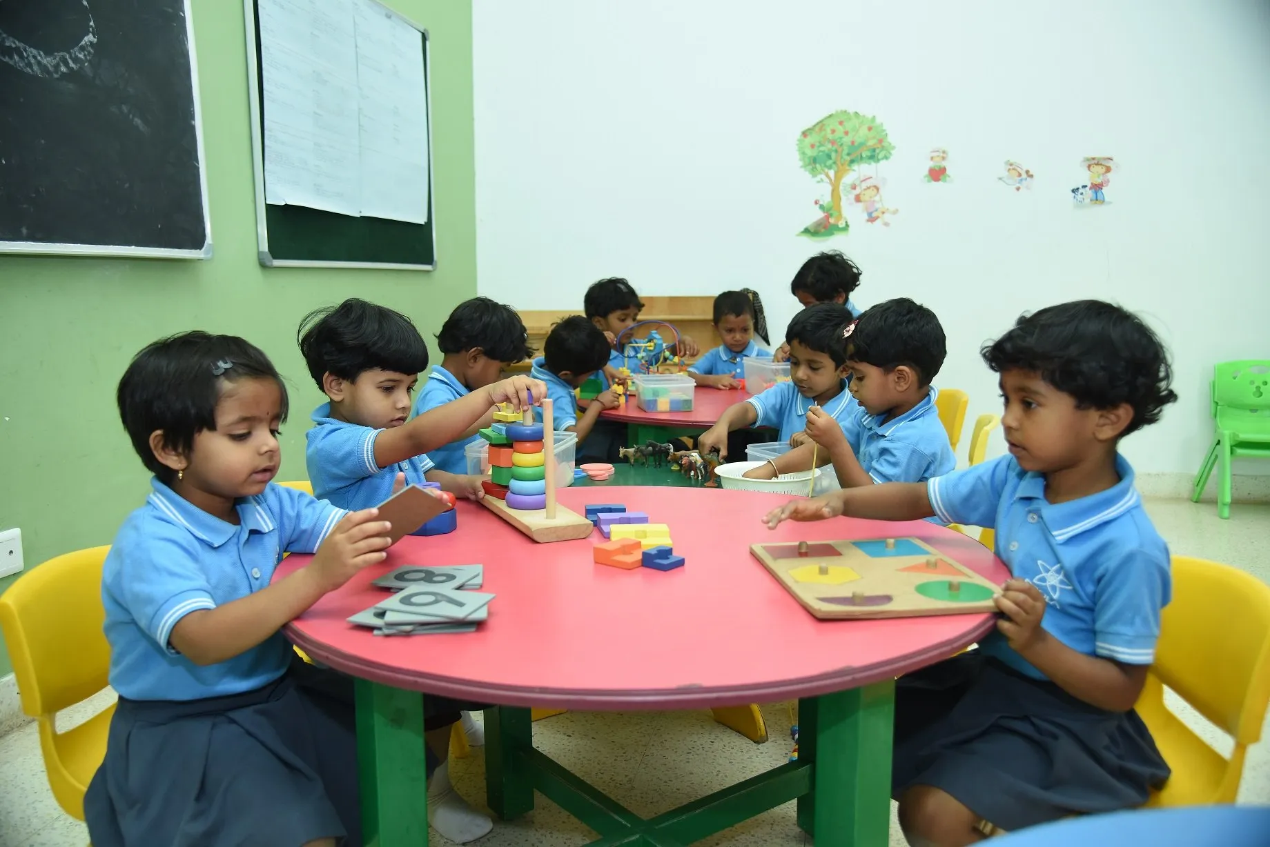 Children building together at the round table